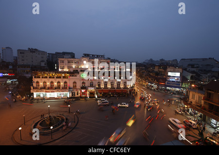 Vieille ville animée le soir, Hanoi, Vietnam, Bac Bo Banque D'Images