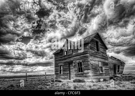 HDR et photo en noir et blanc d'une ancienne ferme à l'extérieur de Val Marie, Saskatchewan, Canada. Banque D'Images