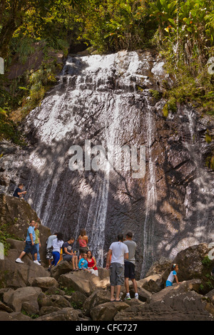 Forêt nationale de El Yunque, PUERTO RICO - Visiteurs à Chutes La Coca. Banque D'Images