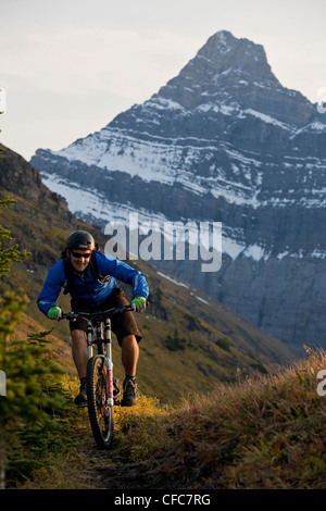 Une des promenades en vélo de montagne à Kananaskis, AB Banque D'Images
