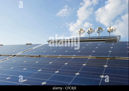 Les installations solaires et éoliennes sur un toit, Freiburg im Breisgau, Baden-Wurttemberg, Allemagne Banque D'Images