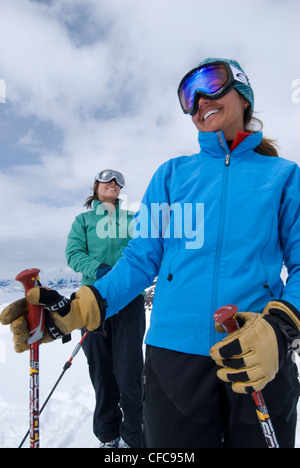 Deux jeunes femmes les skieurs de se préparer pour une journée dans les montagnes. Banque D'Images