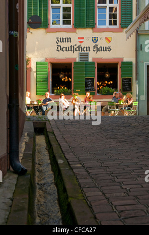 Restaurant dans la vieille ville de Freiburg im Breisgau, Baden-Wurttemberg, Allemagne Banque D'Images