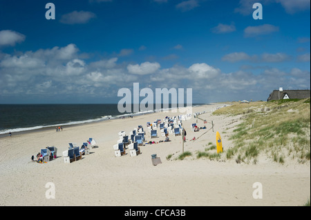 Chaises de plage en osier couvert à sandy beach, Kampen, Sylt, Schleswig-Holstein, Allemagne Banque D'Images
