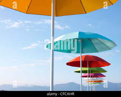 Parasols colorés sur une jetée en bois, Grabenstätt, le lac de Chiemsee, Bade-Wurtemberg, Bavière, Allemagne Banque D'Images