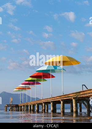 Parasols colorés sur une jetée en bois, Grabenstätt, le lac de Chiemsee, Bade-Wurtemberg, Bavière, Allemagne Banque D'Images