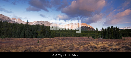 Coucher du soleil dans la région de Kananaskis en Alberta à towars Pocaterra Ridge. Banque D'Images