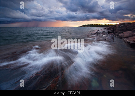 Les vagues déferlent sur le rivage de la baie Georgienne comme approches tempête du Parc provincial Killarney dans le Nord de l'Ontario. Banque D'Images