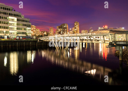 Village des athlètes nuit vue sur False Creek Banque D'Images