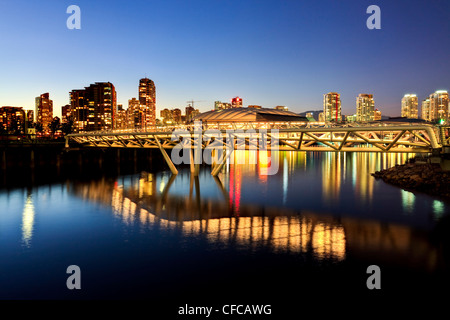 Village des athlètes nuit vue sur False Creek Banque D'Images