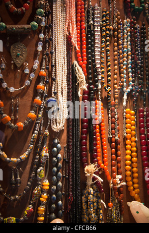 Perles et Colliers en vente dans un souk du Caire Banque D'Images