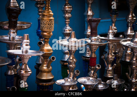 Tuyaux Hubbly bubbly dans un marché du Caire en Egypte Banque D'Images