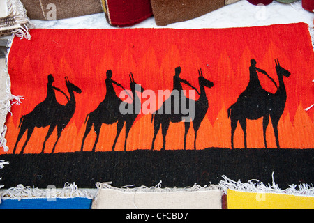 Tapis Egytian, représentant des chameaux, en vente dans un marché au Caire Banque D'Images