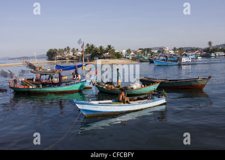 L'Asie, bateau, bateaux, Dong, Doung, à l'extérieur, à l'extérieur, des bateaux de pêche, les poissons couteaux, reflétée, d'eau, île, île, phare, Phu, Banque D'Images