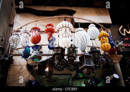 Lampes pour la vente à l'extérieur d'une boutique dans un marché au Caire, Egypte Banque D'Images