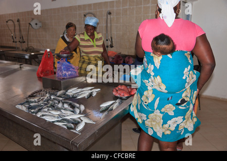 Sal Rei Boa Vista Cap Vert. L'intérieur de la scène municipale locale marché aux poissons avec une femme portant un bébé dans son dos sur papoose Banque D'Images