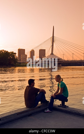 Couple sur un quai le long de la rivière Rouge à Winnipeg skyline en arrière-plan, Manitoba, Canada