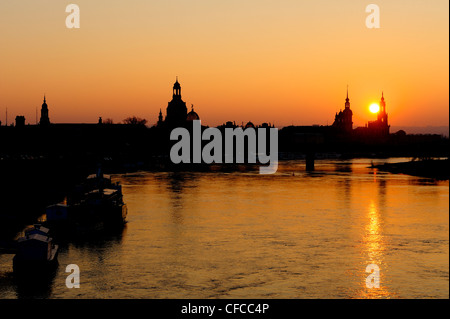 Coucher de soleil sur l'Elbe avec les silhouettes de la Frauenkirche, du château de Dresde et de la cathédrale comme skyline, Dresde, UNESCO World Banque D'Images