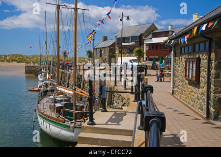 Barmouth, port, bateaux, Nord du Pays de Galles, lumière du soir. Banque D'Images