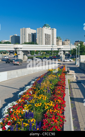 Rue principale à la rue principale nord sur le pont avec le centre-ville en arrière-plan, Winnipeg, Manitoba, Canada Banque D'Images