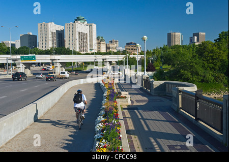 Rue principale à la rue principale nord sur le pont avec le centre-ville en arrière-plan, Winnipeg, Manitoba, Canada Banque D'Images