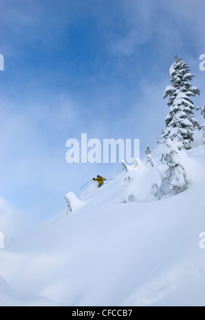 A mid adult man carving quelques tours dans l'arrière-pays Mt Baker Snoqualmie National Forest WA USA Banque D'Images