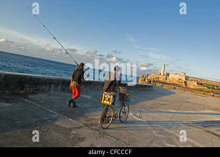 Les pêcheurs locaux de partir pour aller à la pêche le long du Malecon Cuba La Havane Banque D'Images