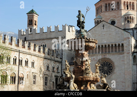 Fontaine sur la place de la ville avec la cathédrale en arrière-plan, Trento, Trentino, en Italie, en Europe Banque D'Images