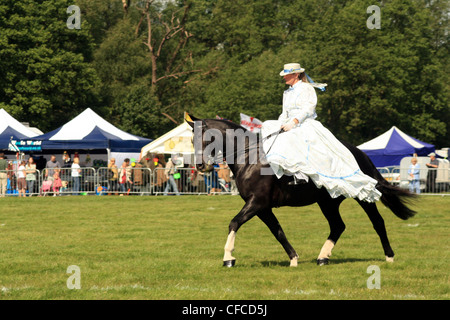 Dame donnant une sidesaddle riding affichage à Tabley country show 2007 Cheshire Angleterre Banque D'Images