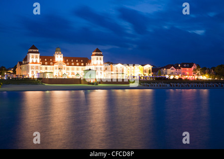 Vue sur la plage vers l'hôtel en soirée, la station balnéaire de Binz, Ruegen island, mer Baltique, Mecklenburg-ouest Pomer Banque D'Images