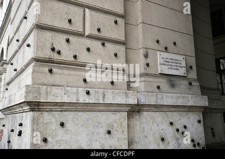 Un mur d'un bâtiment où vous pouvez encore voir les trous de balle de l'attaque en 1956 . Chaque trou a un ballon comme son témoin. Budapest, Hongrie Banque D'Images