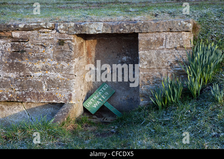 L'eau non traitée et laiton robinet dans 'Bolton' Château, Wensleydale, Parc national du North Yorkshire, UK, Richmondshire Banque D'Images