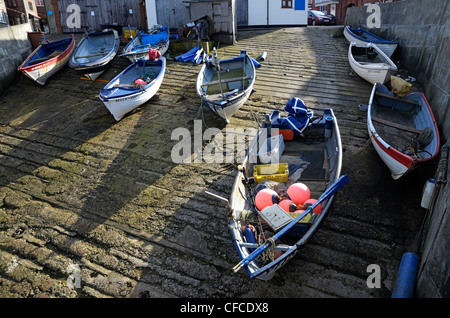 Et côtière du crabe lobste bateaux de pêche tiré au sec sur le béton slipway, Sheringham, Norfolk, UK Banque D'Images