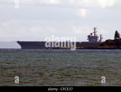 BREMERTON (5 MARS 2012) Nimitz quitte la base navale de Kitsap-Bremerton le 5 mars pour commencer les essais en mer. Le navire en cours marque la première fois que le navire est en cours depuis sa disponibilité incrémentielle planifiée. Le navire est arrivé à Bremerton, Washington, pour commencer son DPIA décembre 2010. Banque D'Images