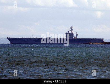 BREMERTON (5 MARS 2012) Nimitz quitte la base navale de Kitsap-Bremerton le 5 mars pour commencer les essais en mer. Le navire en cours marque la première fois que le navire est en cours depuis sa disponibilité incrémentielle planifiée. Le navire est arrivé à Bremerton, Washington, pour commencer son DPIA décembre 2010. Banque D'Images