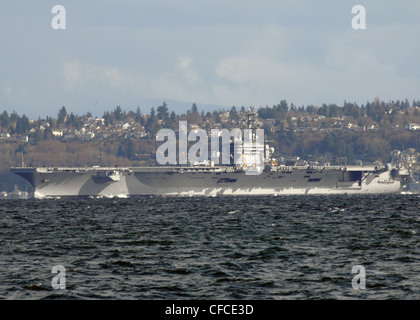 BREMERTON (5 MARS 2012) Nimitz quitte la base navale de Kitsap-Bremerton le 5 mars pour commencer les essais en mer. Le navire en cours marque la première fois que le navire est en cours depuis sa disponibilité incrémentielle planifiée. Le navire est arrivé à Bremerton, Washington, pour commencer son DPIA décembre 2010. Banque D'Images