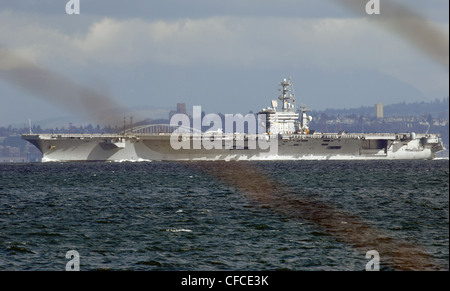 BREMERTON (5 MARS 2012) Nimitz quitte la base navale de Kitsap-Bremerton le 5 mars pour commencer les essais en mer. Le navire en cours marque la première fois que le navire est en cours depuis sa disponibilité incrémentielle planifiée. Le navire est arrivé à Bremerton, Washington, pour commencer son DPIA décembre 2010. Banque D'Images