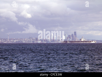 BREMERTON (5 MARS 2012) Nimitz quitte la base navale de Kitsap-Bremerton le 5 mars pour commencer les essais en mer. Le navire en cours marque la première fois que le navire est en cours depuis sa disponibilité incrémentielle planifiée. Le navire est arrivé à Bremerton, Washington, pour commencer son DPIA décembre 2010. Banque D'Images