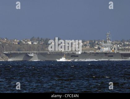 BREMERTON (5 MARS 2012) Nimitz quitte la base navale de Kitsap-Bremerton le 5 mars pour commencer les essais en mer. Le navire en cours marque la première fois que le navire est en cours depuis sa disponibilité incrémentielle planifiée. Le navire est arrivé à Bremerton, Washington, pour commencer son DPIA décembre 2010. Banque D'Images