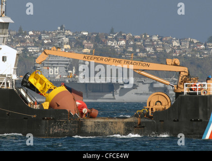 BREMERTON (5 MARS 2012) Nimitz quitte la base navale de Kitsap-Bremerton le 5 mars pour commencer les essais en mer. Le navire en cours marque la première fois que le navire est en cours depuis sa disponibilité incrémentielle planifiée. Le navire est arrivé à Bremerton, Washington, pour commencer son DPIA décembre 2010. Banque D'Images