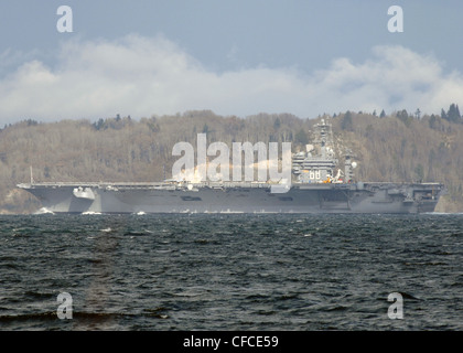 BREMERTON (5 MARS 2012) Nimitz quitte la base navale de Kitsap-Bremerton le 5 mars pour commencer les essais en mer. Le navire en cours marque la première fois que le navire est en cours depuis sa disponibilité incrémentielle planifiée. Le navire est arrivé à Bremerton, Washington, pour commencer son DPIA décembre 2010. Banque D'Images