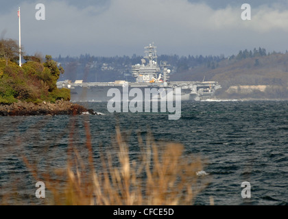 BREMERTON (5 MARS 2012) Nimitz quitte la base navale de Kitsap-Bremerton le 5 mars pour commencer les essais en mer. Le navire en cours marque la première fois que le navire est en cours depuis sa disponibilité incrémentielle planifiée. Le navire est arrivé à Bremerton, Washington, pour commencer son DPIA décembre 2010. Banque D'Images