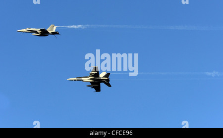 MER D'ARABIE (5 mars 2012) deux Hornets F/A-18C affectés aux vigilantes de l'escadron de chasseurs Strike (VFA) 151 survolent le porte-avions USS Abraham Lincoln de la classe Nimitz (CVN 72). Abraham Lincoln est déployé dans la zone de responsabilité de la 5e flotte américaine, en effectuant des opérations de sécurité maritime, des efforts de coopération en matière de sécurité dans les théâtres et des missions de soutien dans le cadre de l'opération Enduring Freedom. Banque D'Images