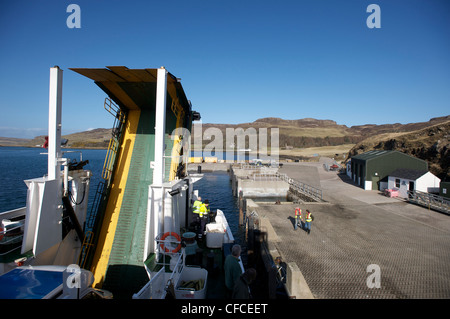 Ferry Caledonian MacBrayne Loch Nevis avec le dock, Canna, Hébrides intérieures, Ecosse Banque D'Images