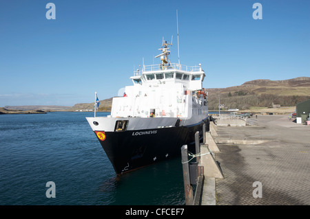 Ferry Caledonian MacBrayne Loch Nevis avec le dock, Canna, Hébrides intérieures, Ecosse Banque D'Images