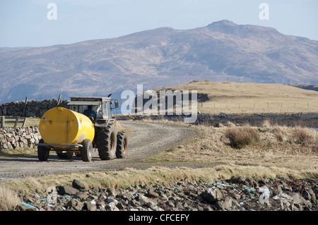 Un tracteur sur la petite île de Canna dans les Hébrides intérieures, au large de la côte ouest de l'Ecosse Banque D'Images