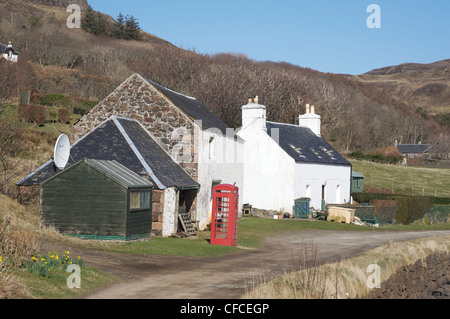 Le bureau de poste, green hut au premier plan, et une boîte de téléphone rouge sur l'île de canna. Hébrides intérieures, de l'Écosse. Banque D'Images