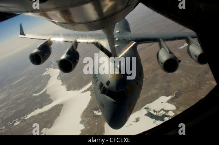 Un 191ème kc-135r stratotanker, à partir de la base de la garde nationale de l'Utah, ravitaille un C-17 Globemaster de mccord air force base 5 mars 2012. Banque D'Images