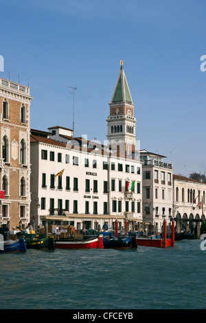 Monaco Le Grand Canal Hotel Campanile San Marco avec en arrière-plan - Venise, Venezia, Italie, Europe Banque D'Images