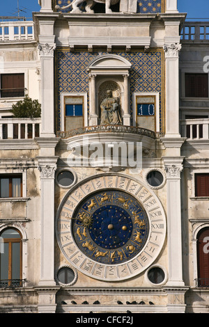 La tour de l'horloge avec l'horloge astronomique (15e siècle) à la place Saint Marc - Venise, Venezia, Italie, Europe Banque D'Images